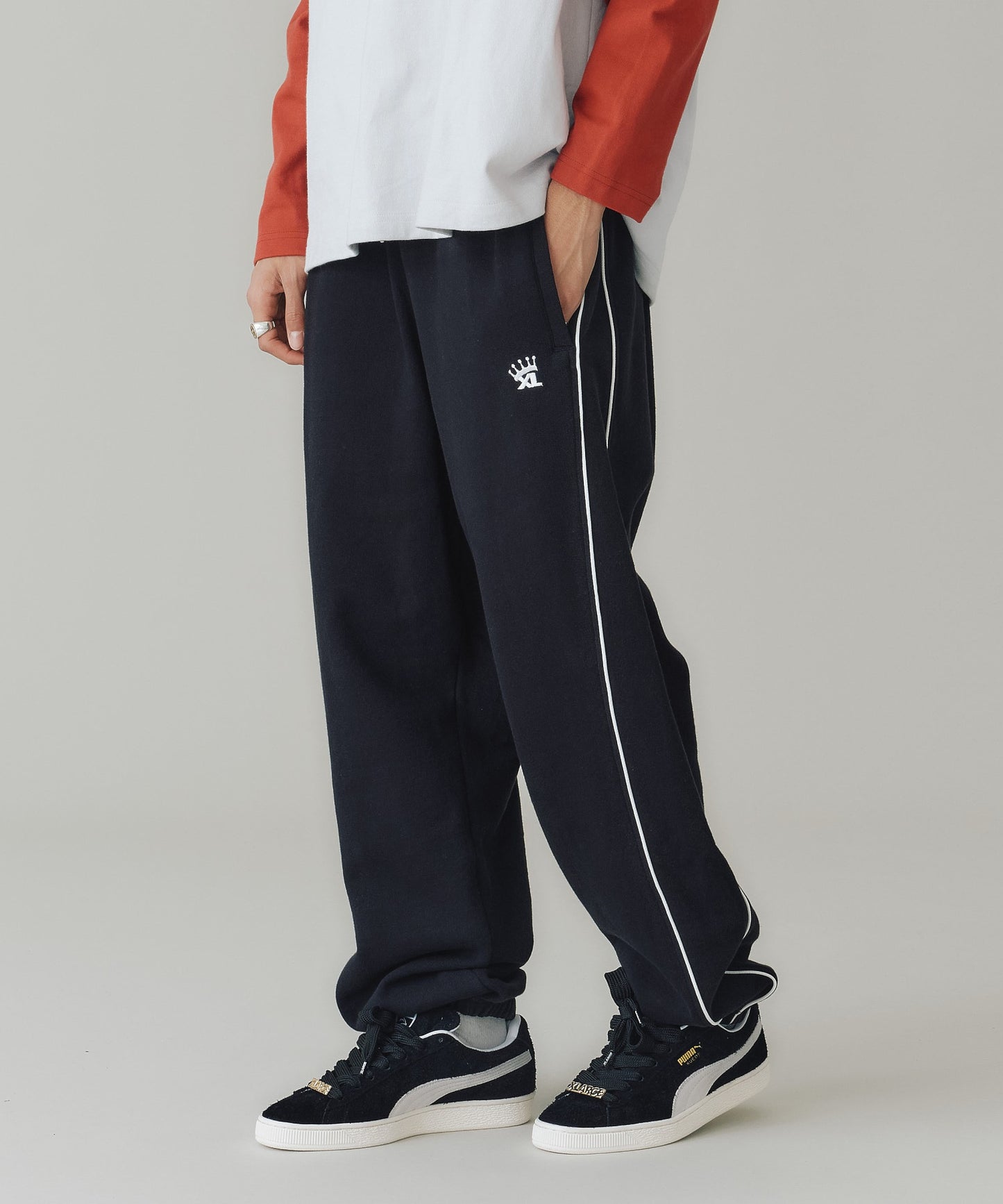 EMBROIDERED LOGO PIPING SWEATPANTS